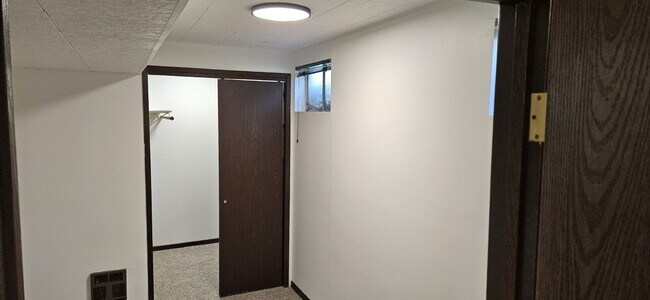 Building Photo - 2 Bed 1 Bath Daylight Basement property. P...