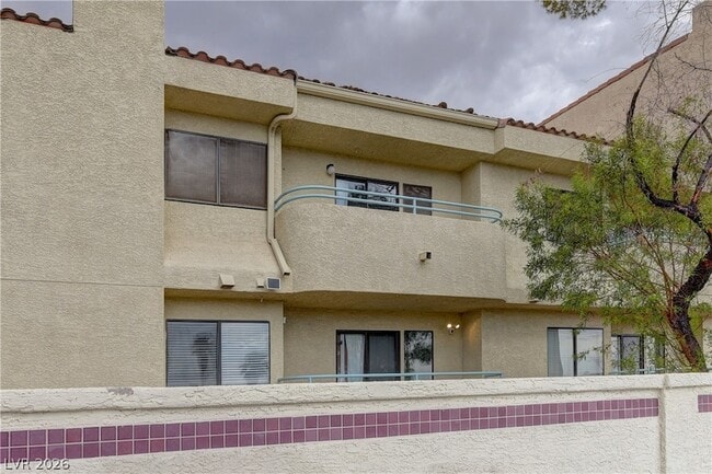 Building Photo - 820 N Sloan Ln