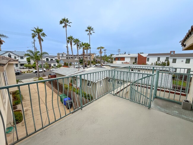 Building Photo - 3 Primary Suite Home 1 Block From the Beach