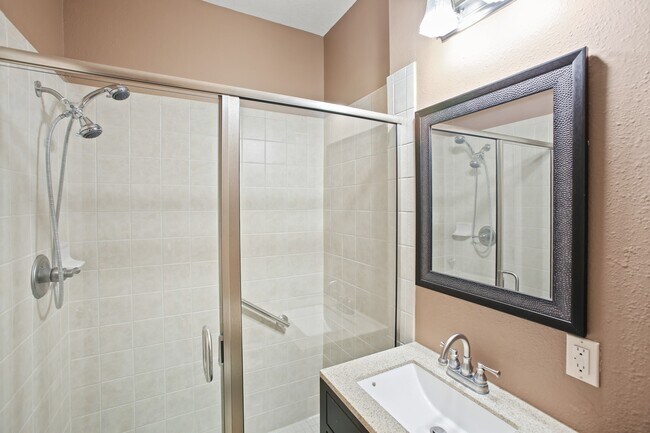 Building Photo - 1606 Sunderland Dr
