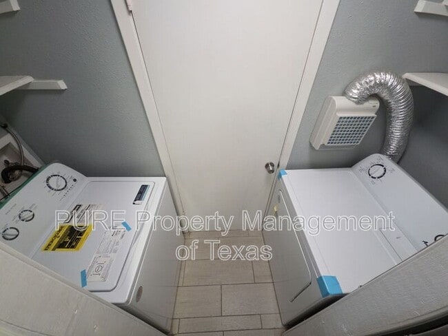 Building Photo - 5808 Wellington Dr