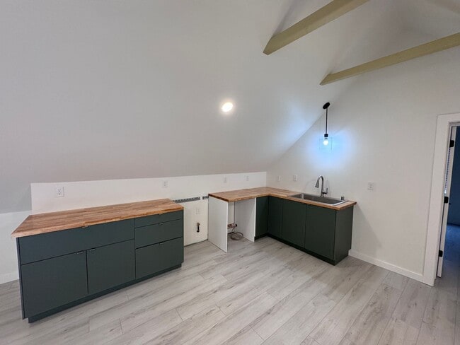 Building Photo - Unicorn Unit