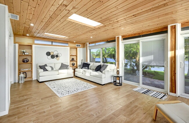 Building Photo - 11361 SW Pembroke Dr