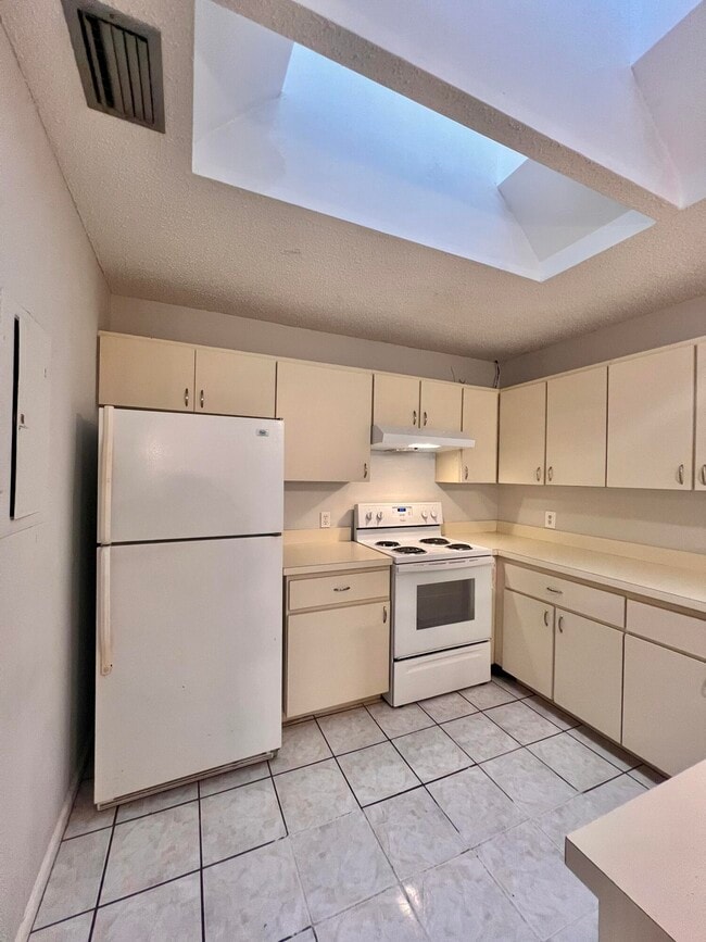 Building Photo - 5330 Elmhurst Rd