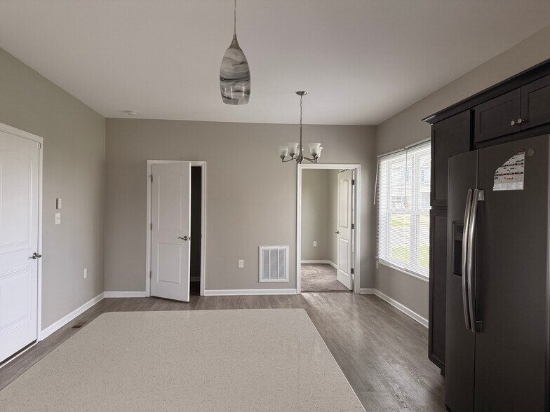 Building Photo - 270 Mabdarin Dr