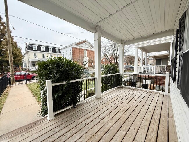 Building Photo - 451 Green Ln