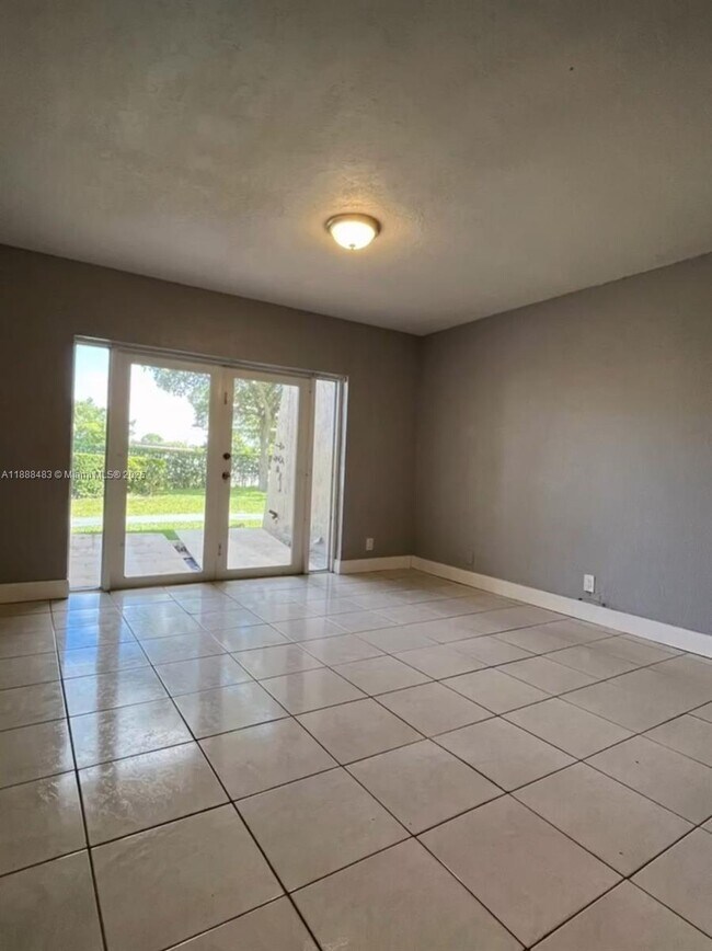 Building Photo - 13715 Kendale Lakes Cir