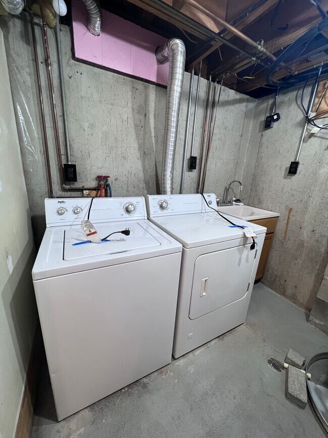 Building Photo - 5 Bedroom home on the NE side of Grand Rapids