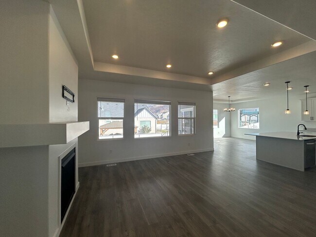 Building Photo - 284 W Saddlebrook Dr