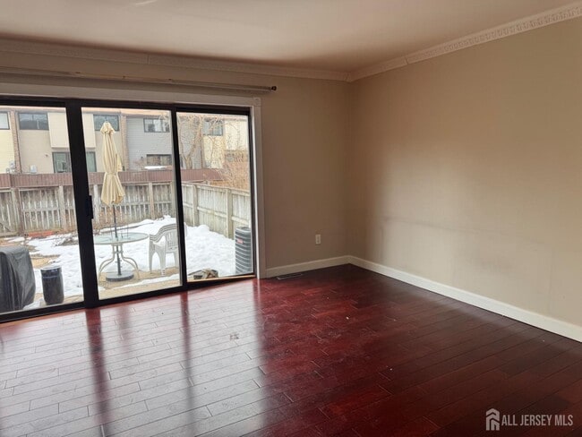 Building Photo - 489 Madison Dr