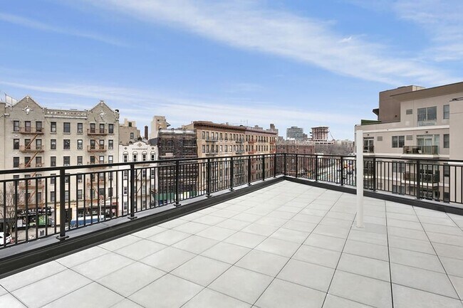 Building Photo - 460 Grand St