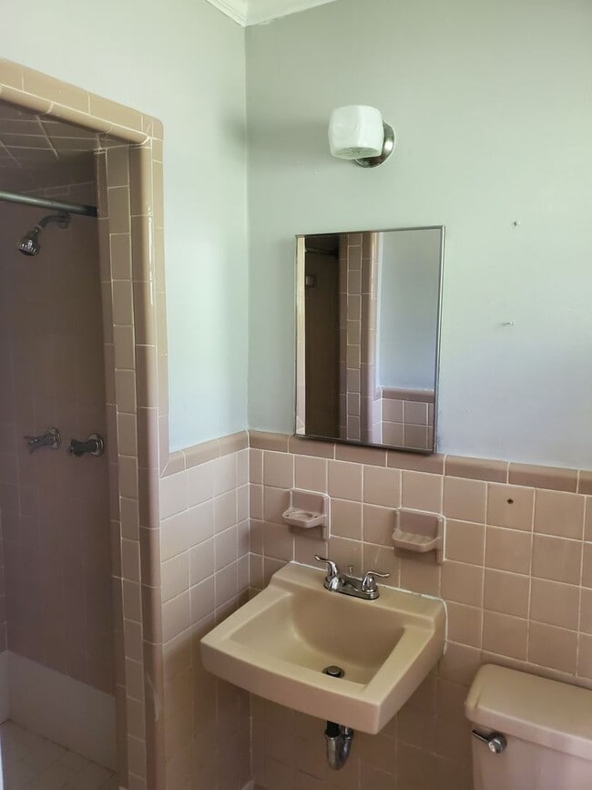 Building Photo - 218 Brookwood Dr