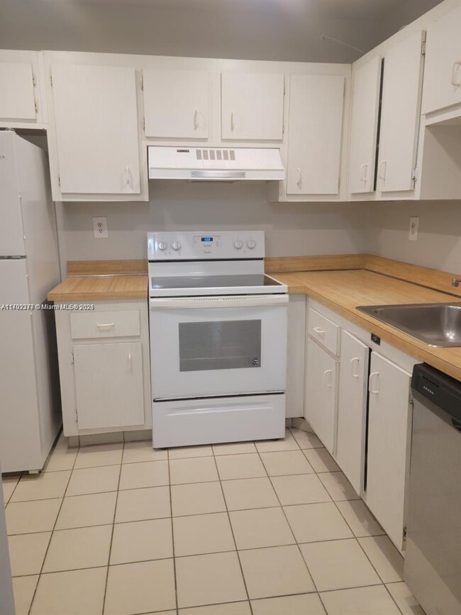 Building Photo - 1800 SW 81st Ave
