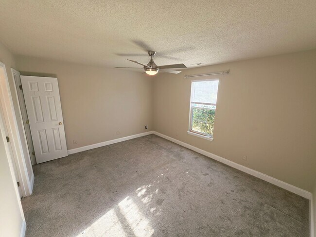 Building Photo - 4 Bedroom 2 BA Horse Creek Farms