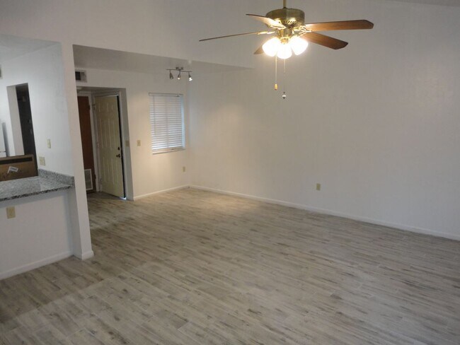 Building Photo - Nice TownHOME PENDING APPLICATION