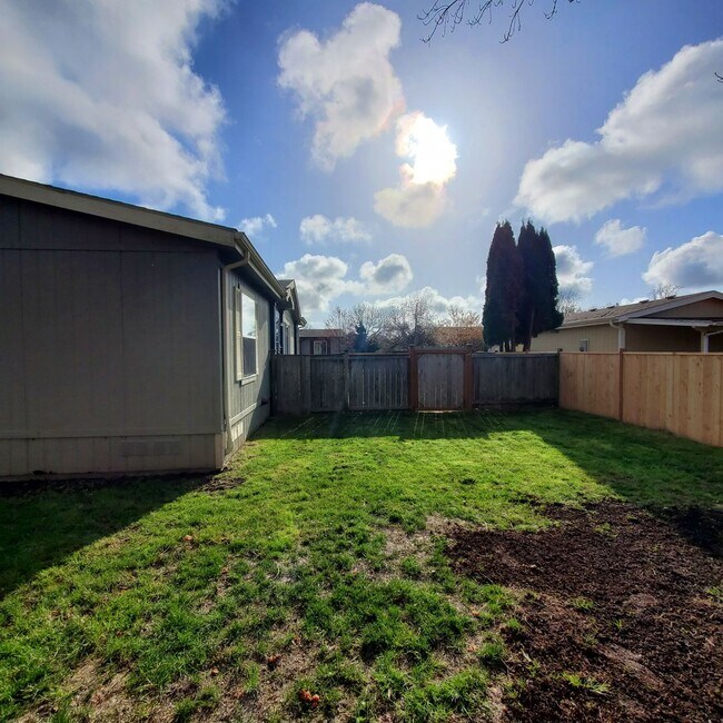 Building Photo - Pet Friendly 3 Bed : 2Bath Home w/ a Carport