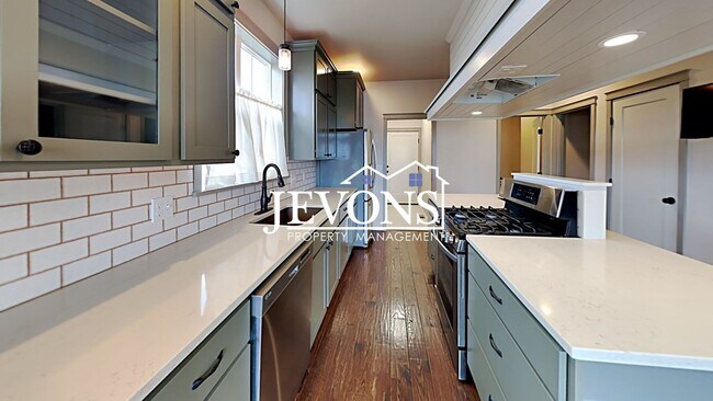 Building Photo - Spacious home with fully equipped kitchen and 2-car garage near Stewart Park