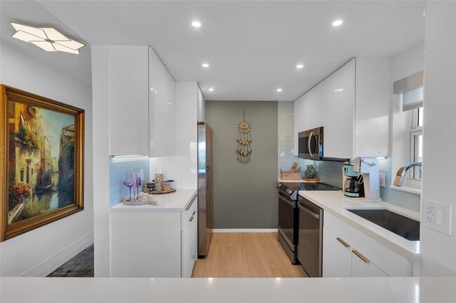 Building Photo - 1610 N Ocean Blvd