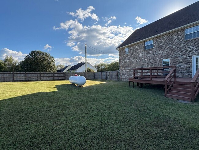 Building Photo - SPACIOUS & Beautiful Home Just Outside She...