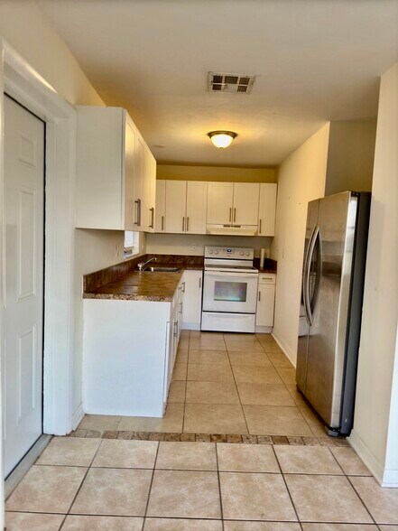 Building Photo - 230 SW 47th Ter