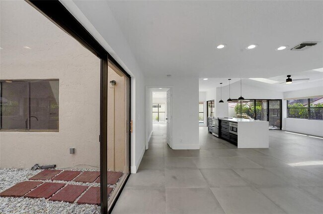 Building Photo - 7850 Villa Nova Dr