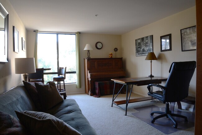 Building Photo - 7320 Hawthorn Ave