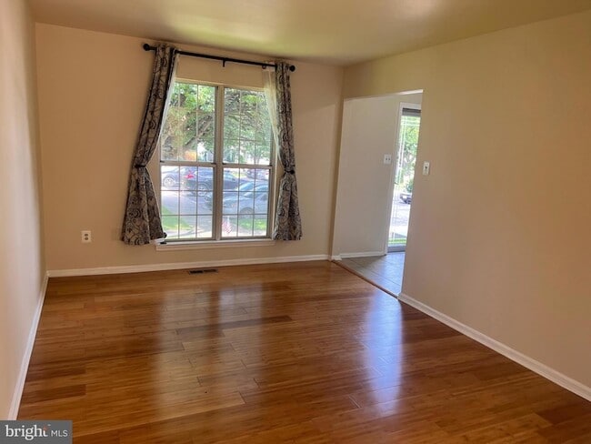 Building Photo - 13 Dinsdale Ct