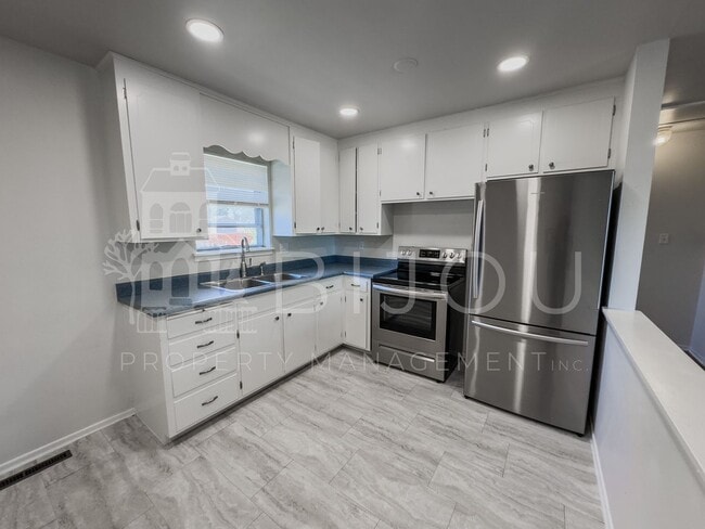 Building Photo - Westside Duplex
