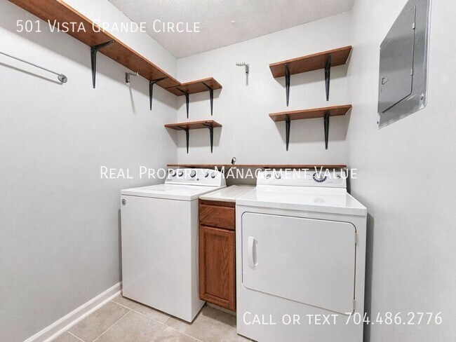 Building Photo - 501 Vista Grande Cir