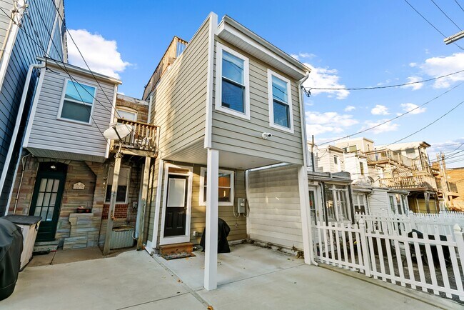 Building Photo - 531 E Fort Ave