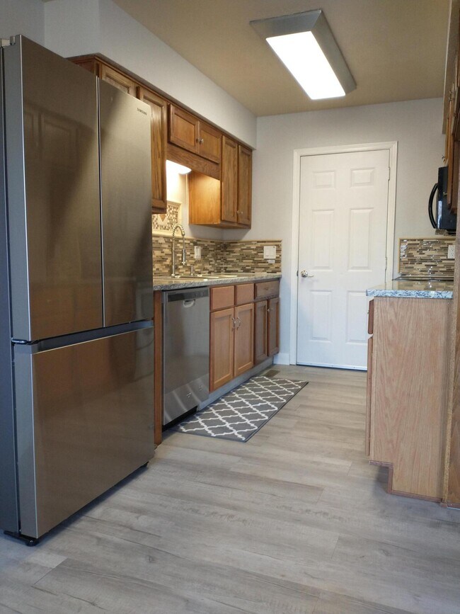 Building Photo - 477 Avondale Dr