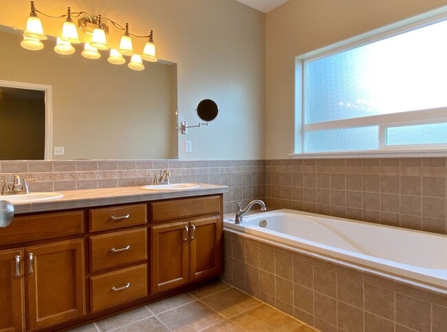 Building Photo - Lovely Modern Westside Home