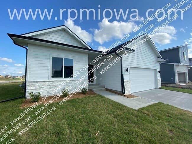 Primary Photo - 740 SE Drumlin Dr