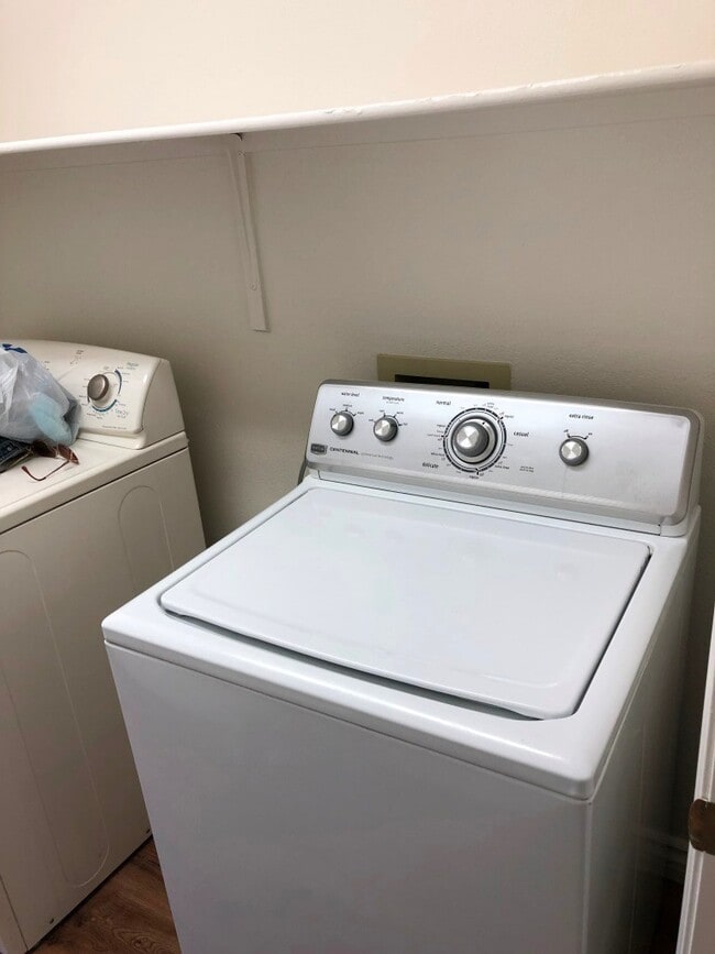 Building Photo - Beautiful Single Story Home