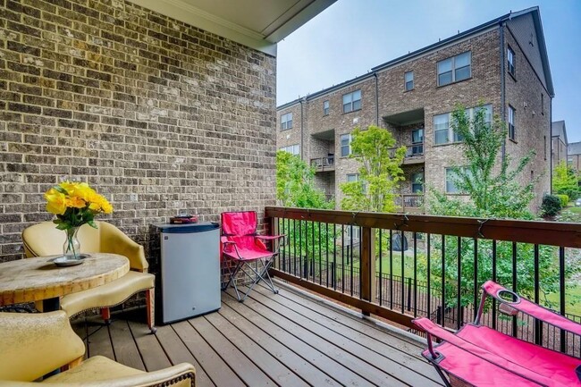 Building Photo - 2359 Montford Pl