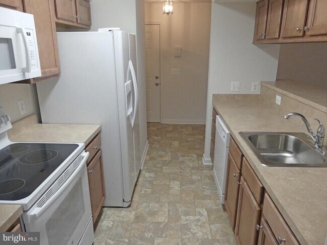Building Photo - 1402 Golden Rod Ct