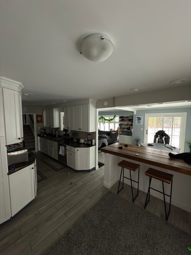 Building Photo - 560 Glen Pl