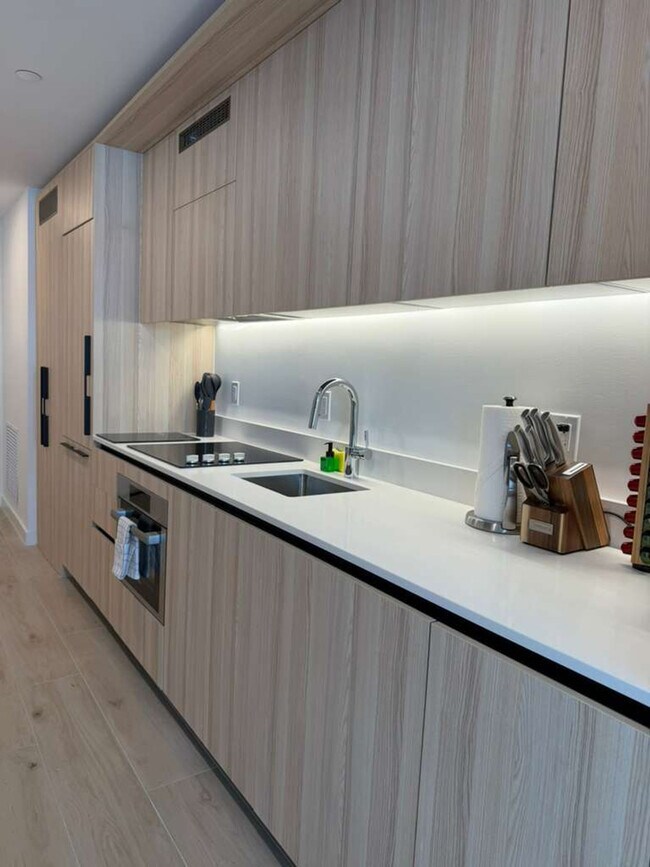 Building Photo - 225 N Miami Ave