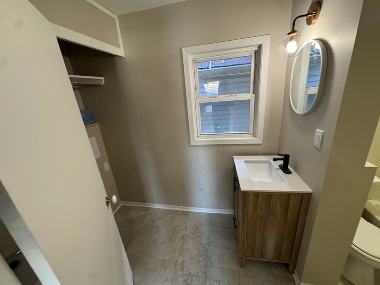 Building Photo - 305 E Clarence St