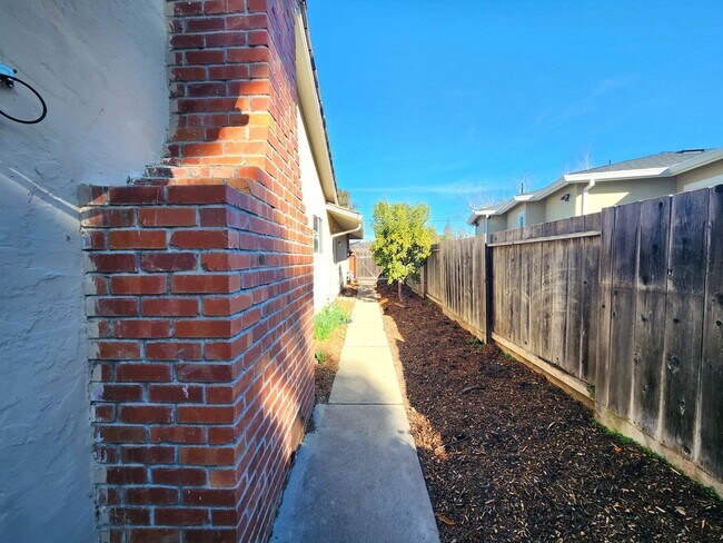 Building Photo - Charming Single Family Home Located in Sou...