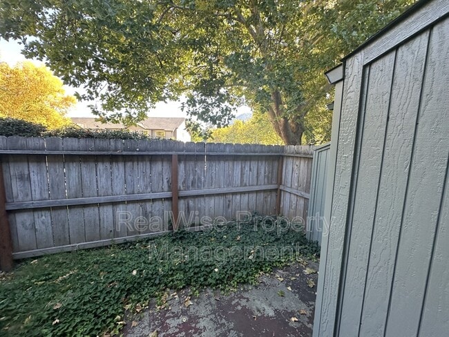 Building Photo - 1105 Excalibur Dr