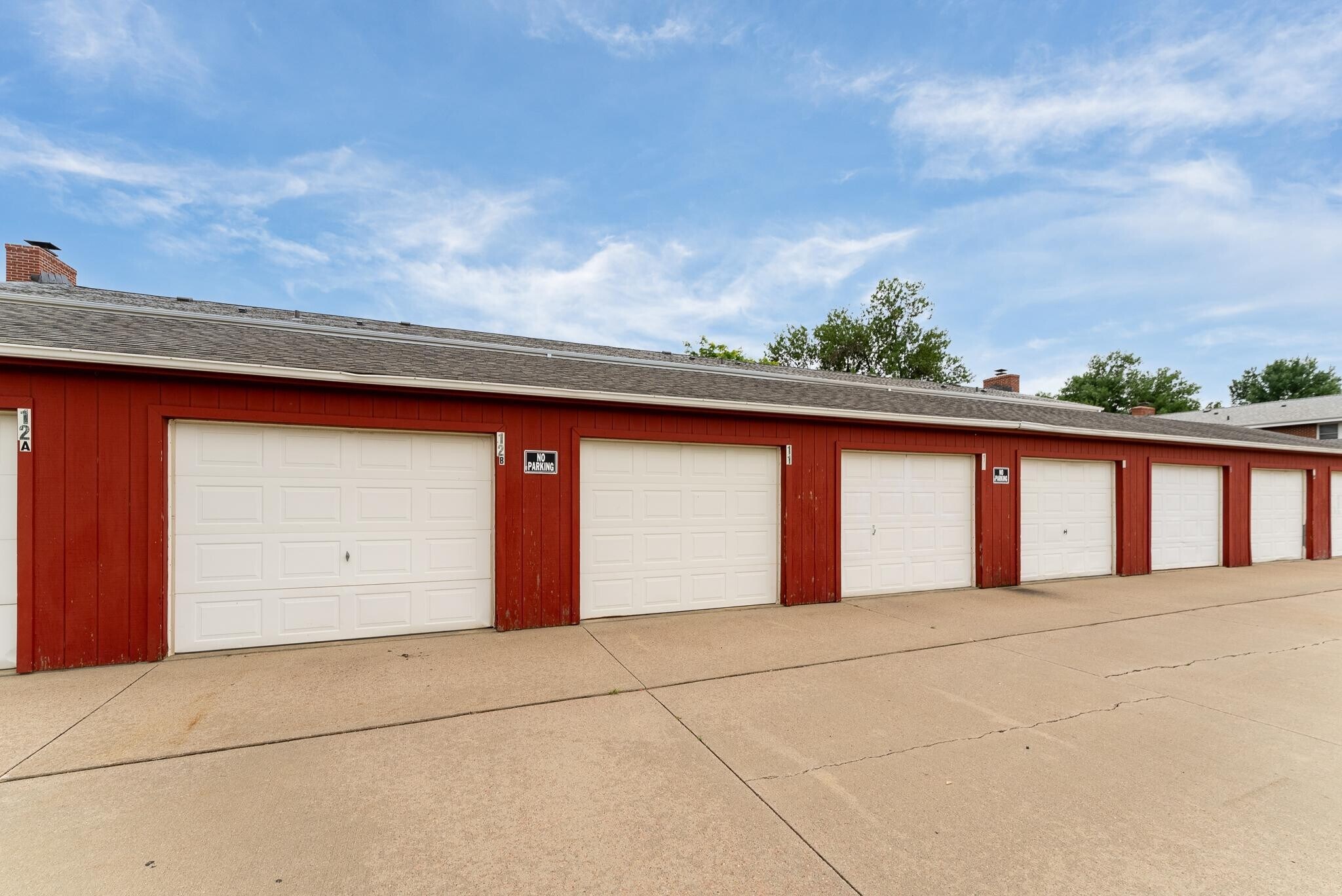 Building Photo - 1304 E Sylvan Cir