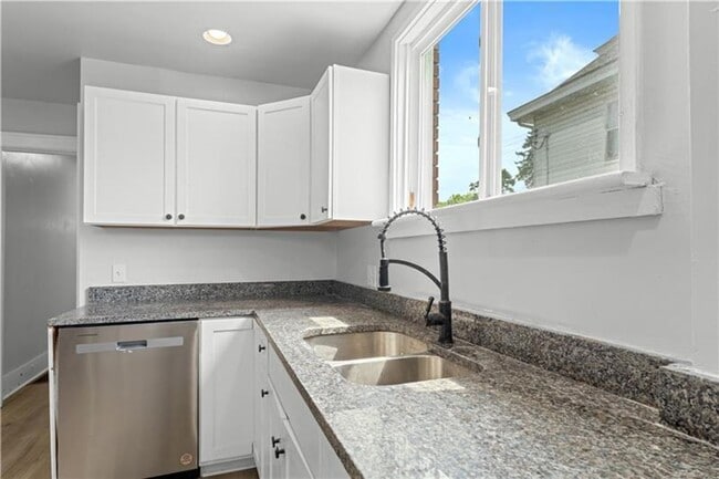Building Photo - Spacious 4 Bedroom, 1 Bath Home in Crafton...