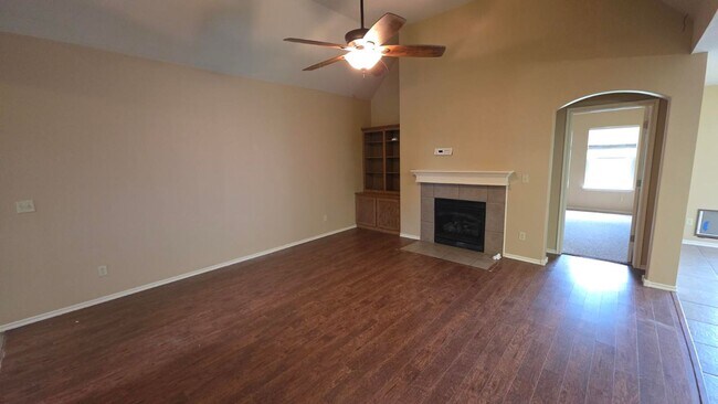 Building Photo - 3 bed 2 bath & bonus room - 2 car garage - Pool and playground