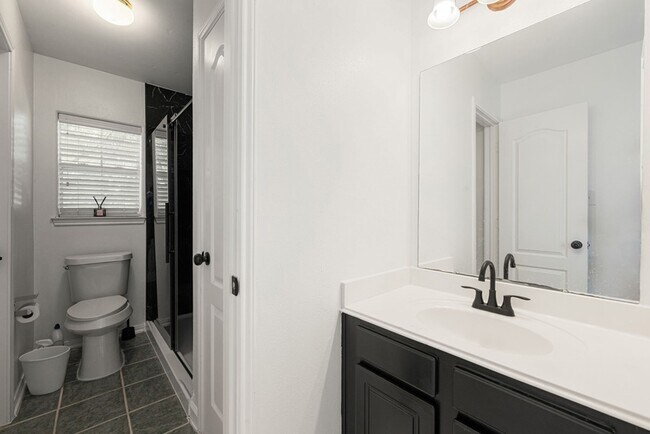 Building Photo - 14910 Lake Woodbridge Ct
