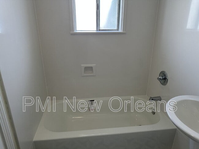 Building Photo - 2427 Rousseau St