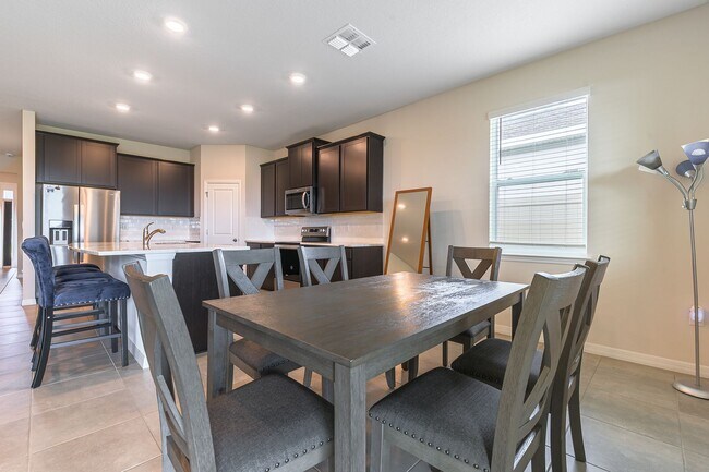 Building Photo - Pet Friendly, Spacious, modern 4 bed home ...