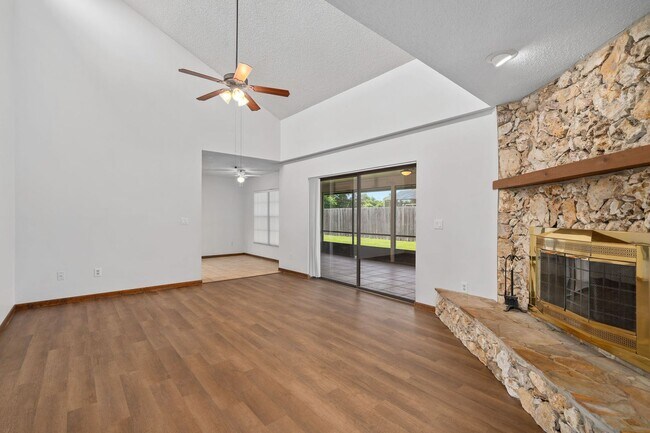 Building Photo - **Recently upgraded 4/2 pool home in Longw...