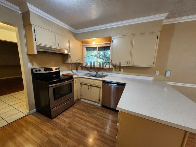 Building Photo - Cute 3 bedroom 2 bath