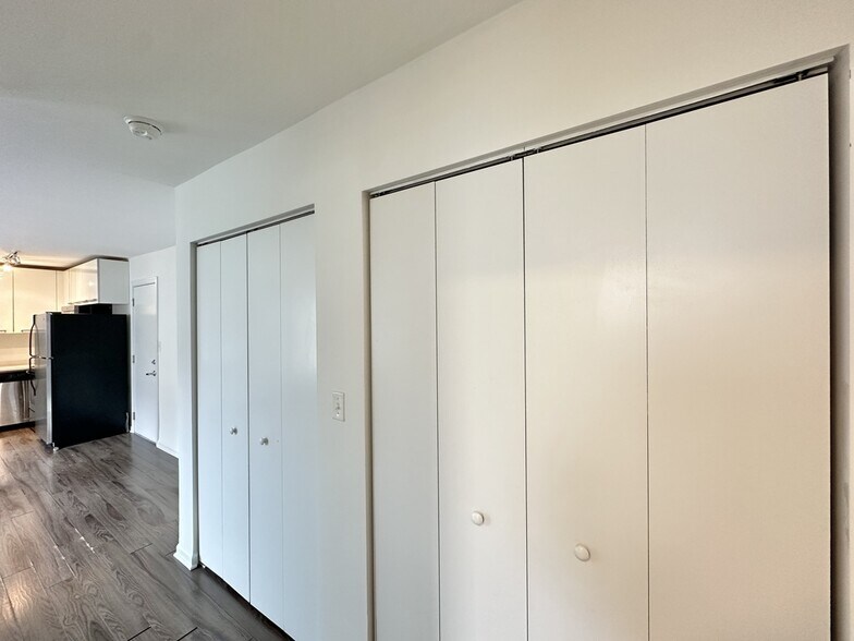 Building Photo - 925 W Carmen Ave